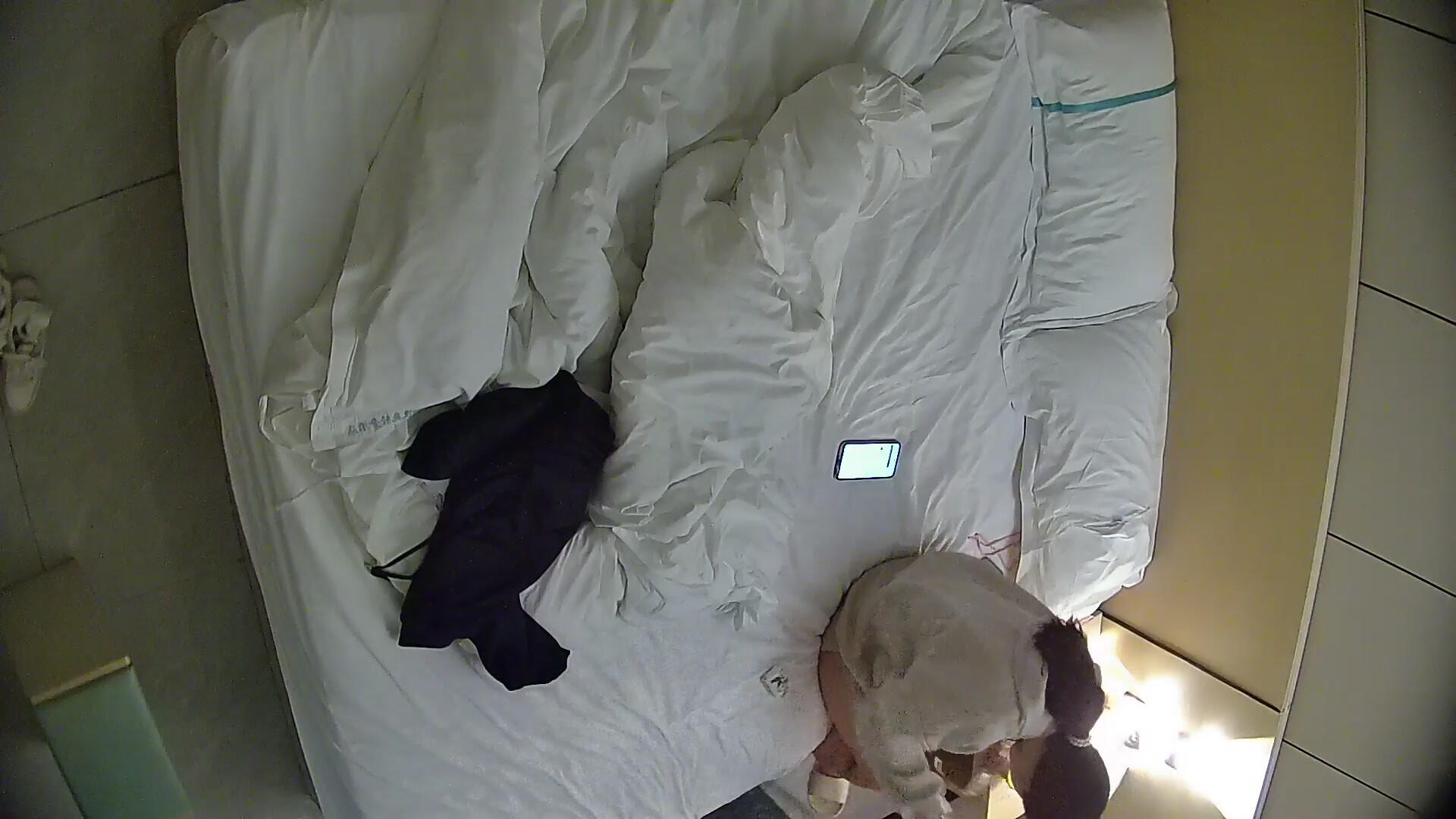 流出酒店偷拍 反差婊眼鏡騷女樸實無華的衛衣裡藏著蕾絲情趣內褲 和男友玩牌互相做懲罰完整版