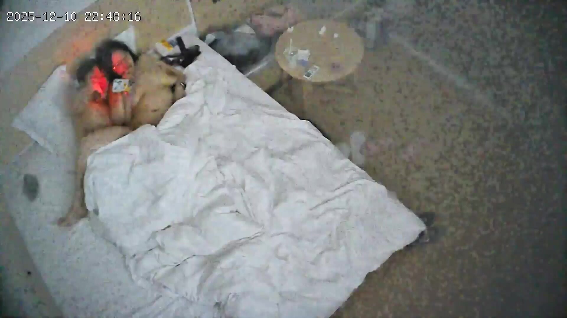 流出酒店偷拍 大學生情侶反差婊大胸眼鏡妹惹得男友愛不釋手啪啪後揉捏不停