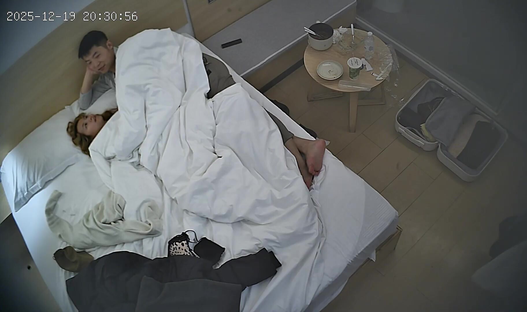 流出酒店偷拍 健壯小哥不顧女友經期沒走乾淨狂舔後直接闖紅燈 (5)