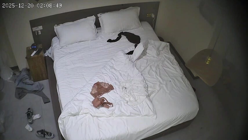 流出酒店偷拍 上帝視角身材苗條的美女被年輕小夥後入床邊前操搞完妹子去洗澡拿她的內褲套頭上 (2)