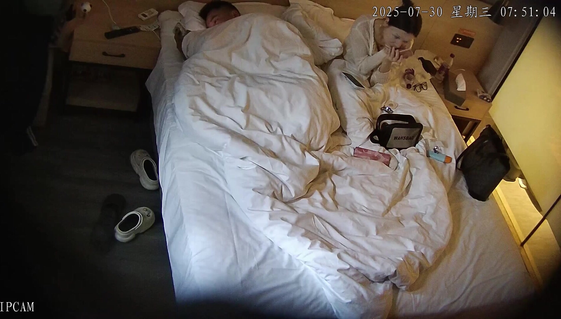 流出酒店私享臺偷拍 運動褲小夥和愛化妝的網紅臉模特女友開房過夜可惜沒幹多久