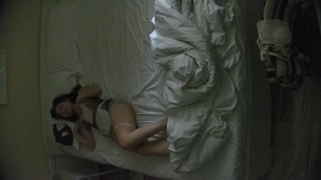 民宿酒店偷拍 小情侶玩得花喲 外套一脫就是職業OL裝 再一來套女僕COS 場場內射 男人爽到爆 (3)