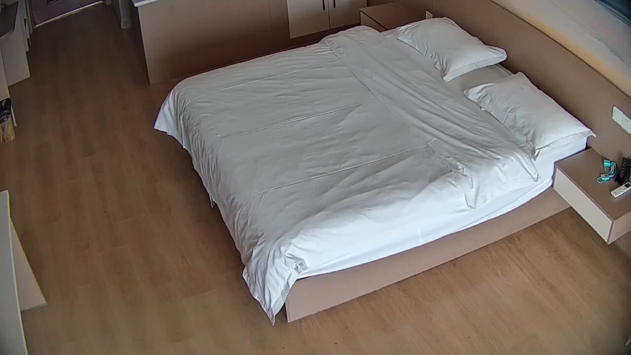 大學城偷拍 漂亮學生妹被男人帶到酒店打炮 男人像是沒見過女人一樣 進房就猴急的很人身上撲 (1)