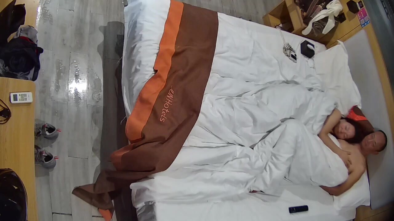 民宿酒店偷拍 中年夫妻都曾是社會人啊 紋身很明顯 在被窩裡含雞巴 硬了就女上搖擺 最後內射了 (2)