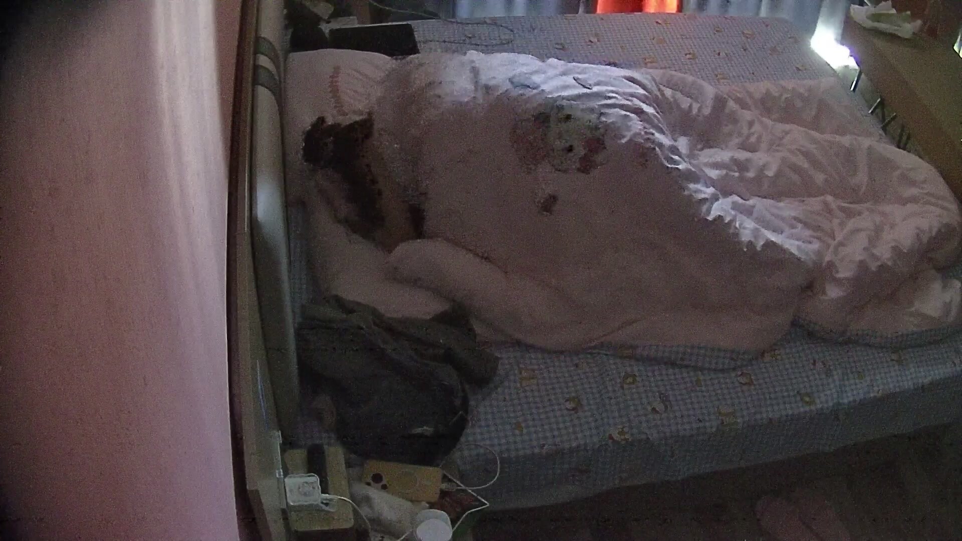 最新流出酒店偷拍 白領情侶分頭小哥被窩玩弄御姐範眼鏡女友穿著黑絲給他擼出來