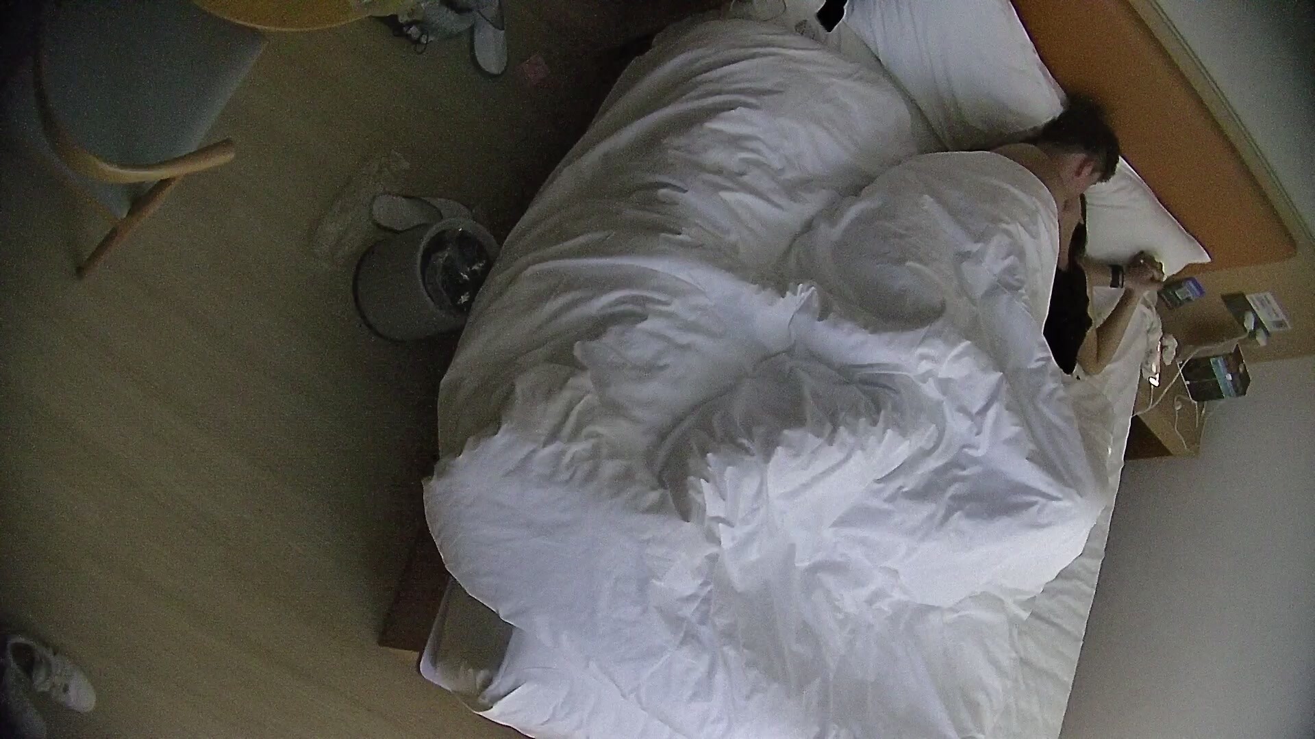 流出酒店偷拍 可愛嬰兒肥甜妹進入房間就勤快的鋪好墊子準備挨屌健壯男友臨走試戴文胸 (1)