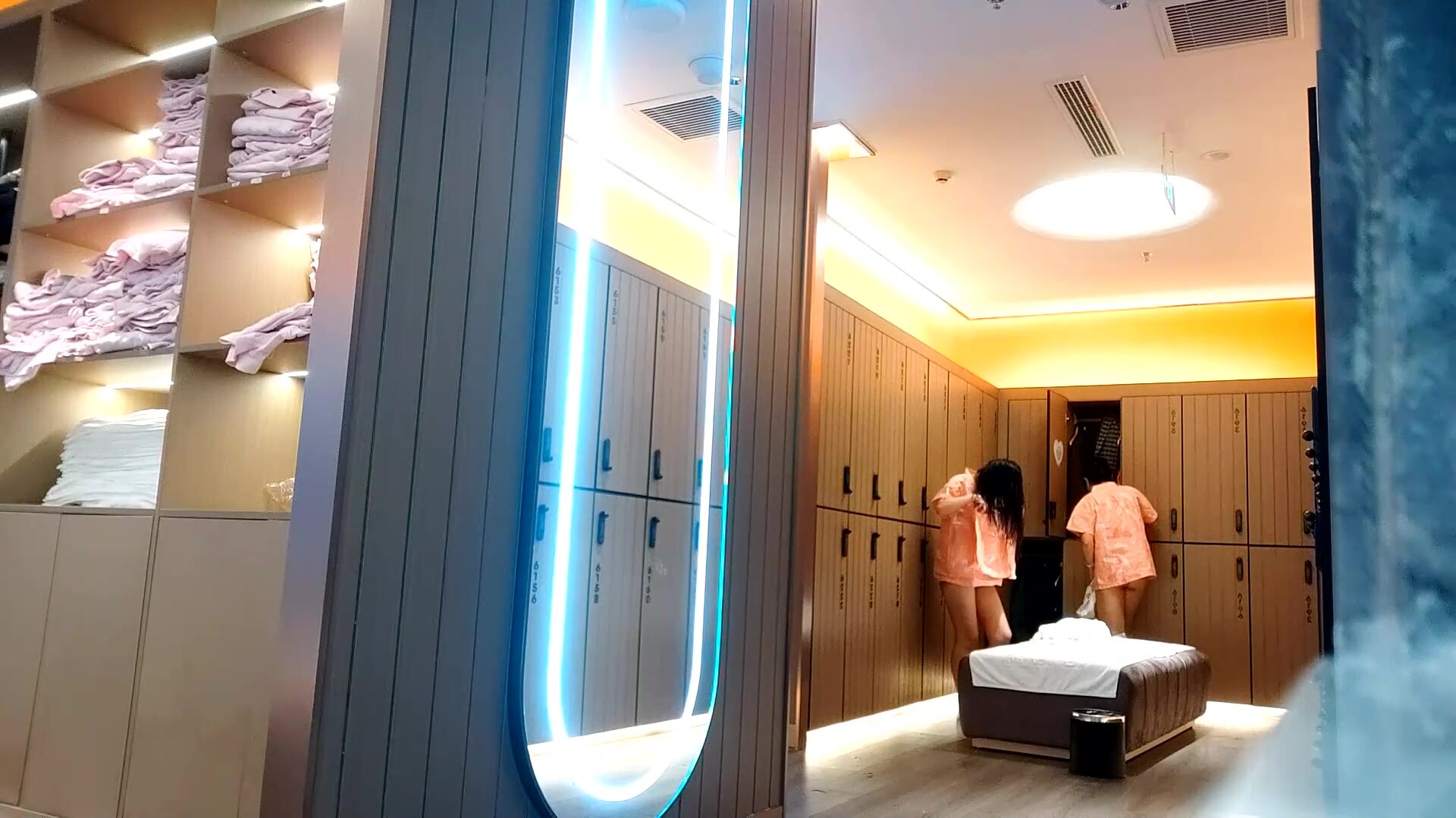 【國內某高階會所】更衣室偷拍 高質量美女絡繹不絕 (1)
