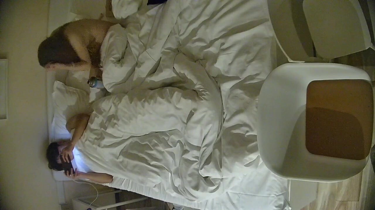 公寓酒店偷拍 這一對也是肉戲充足 美女為了被插得更深 主動把枕頭墊在身下 事後男生扒開逼給她擦精液 (2)