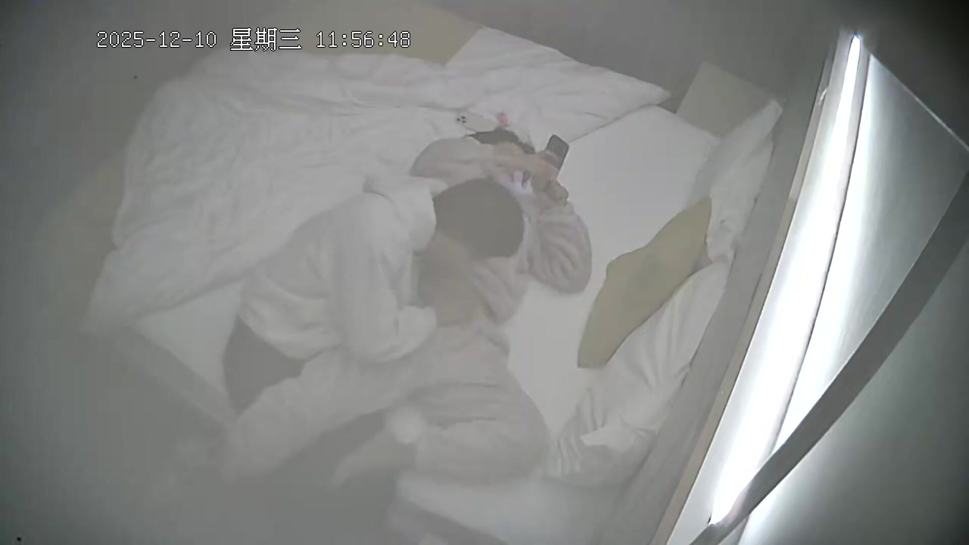 流出酒店偷拍 年輕小夥把女友的逼逼擦乾淨狂舔後各種體位瘋狂撞擊幹完不忘給逼逼拍照 (1)