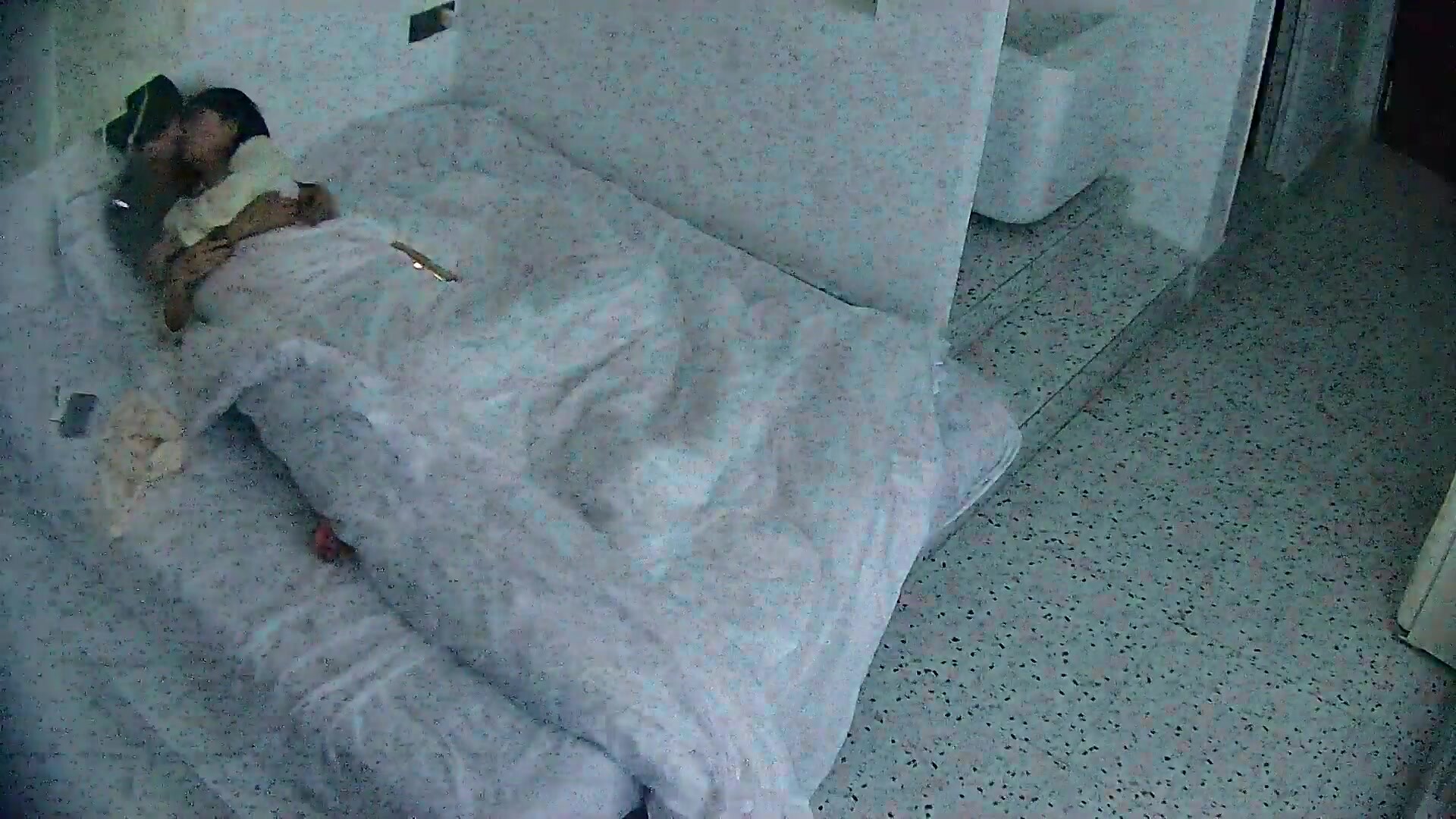 流出酒店偷姐 弟戀的年輕情侶非常體貼的姐姐啪啪前給小鮮肉男友擦背熱身