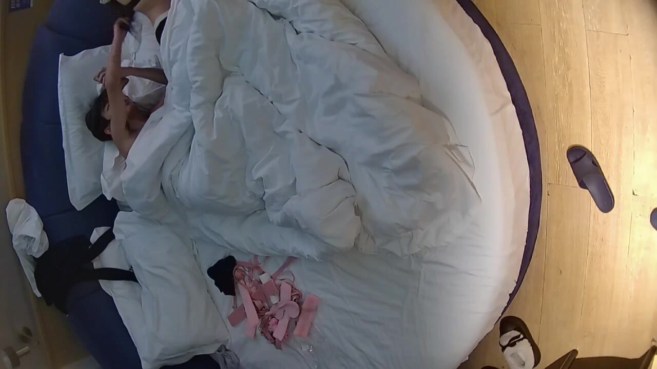 情趣臺偷拍 年輕人的新式跨年 不看晚會到酒店玩SM調教 狗鏈皮鞭毛刷工具齊全 小美女被玩到受不了 (1)