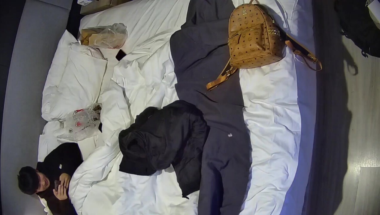 大學城民宿偷拍 無敵的鄰家清純系長髮女生 被男友扣逼到發軟 把男友口硬 陰唇好大 女上位到高潮 (2)