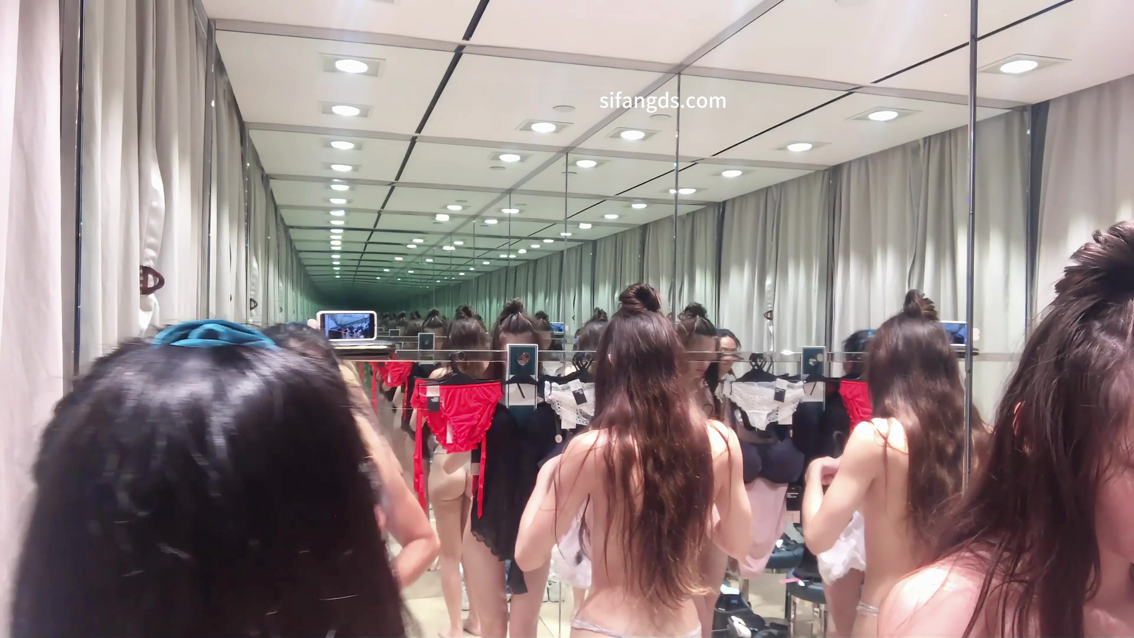 高質量內衣試衣間，大長腿女神，十幾位美少女，春光洩露 (2)
