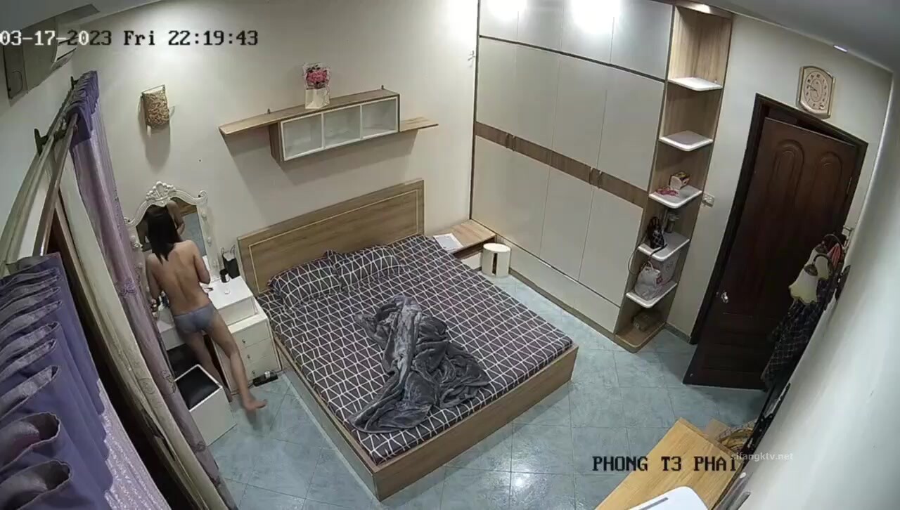 駭客破解家庭攝像頭真實偸拍，愛美麗身材苗條小騷婦臥室日常換衣自慰，與兩個男人床上玩3P關係很混亂 (3)