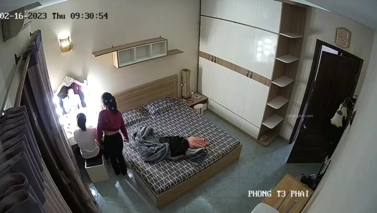 駭客破解家庭攝像頭真實偸拍，愛美麗身材苗條小騷婦臥室日常換衣自慰，與兩個男人床上玩3P關係很混亂 (13)