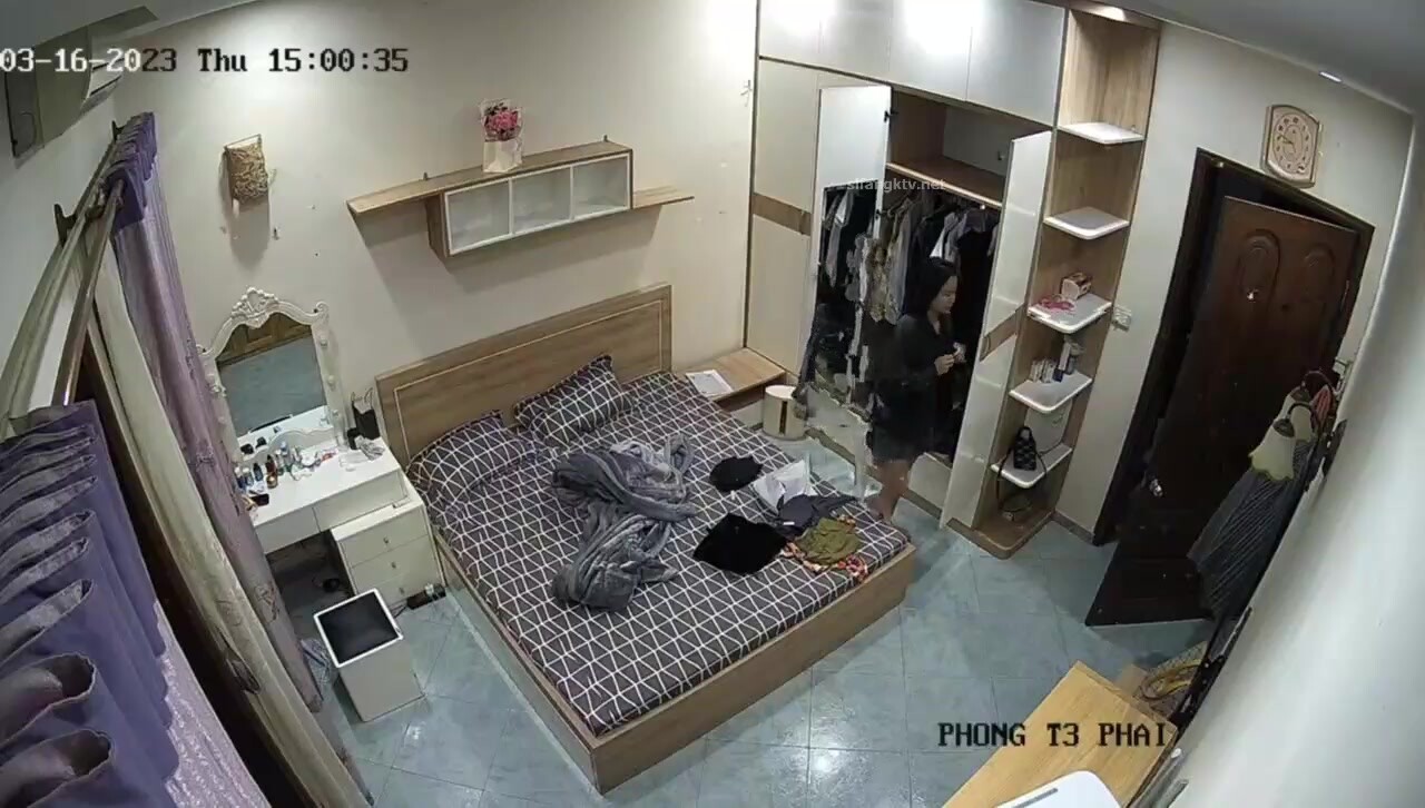 駭客破解家庭攝像頭真實偸拍，愛美麗身材苗條小騷婦臥室日常換衣自慰，與兩個男人床上玩3P關係很混亂 (4)