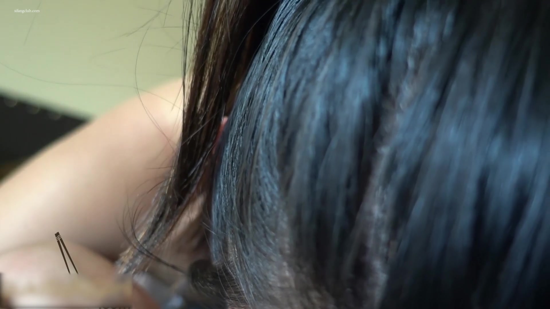 最新流出留學生『蘇琪』與外國男友日常啪啪私拍 沙發上無套爆操 爆精顏射之後插入接著操真猛啊 高畫質1080P版