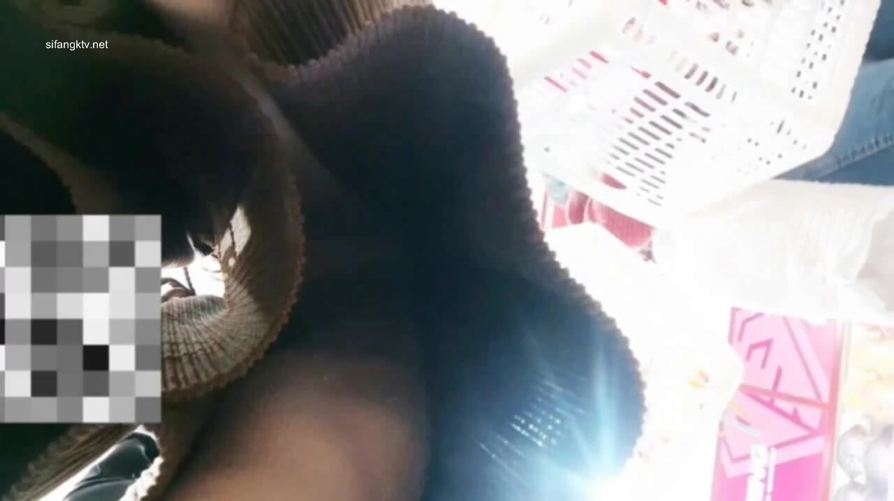 【抄底CD合集】神級運氣 抄底穿著睡衣的妹子居然 沒穿內褲 (3)