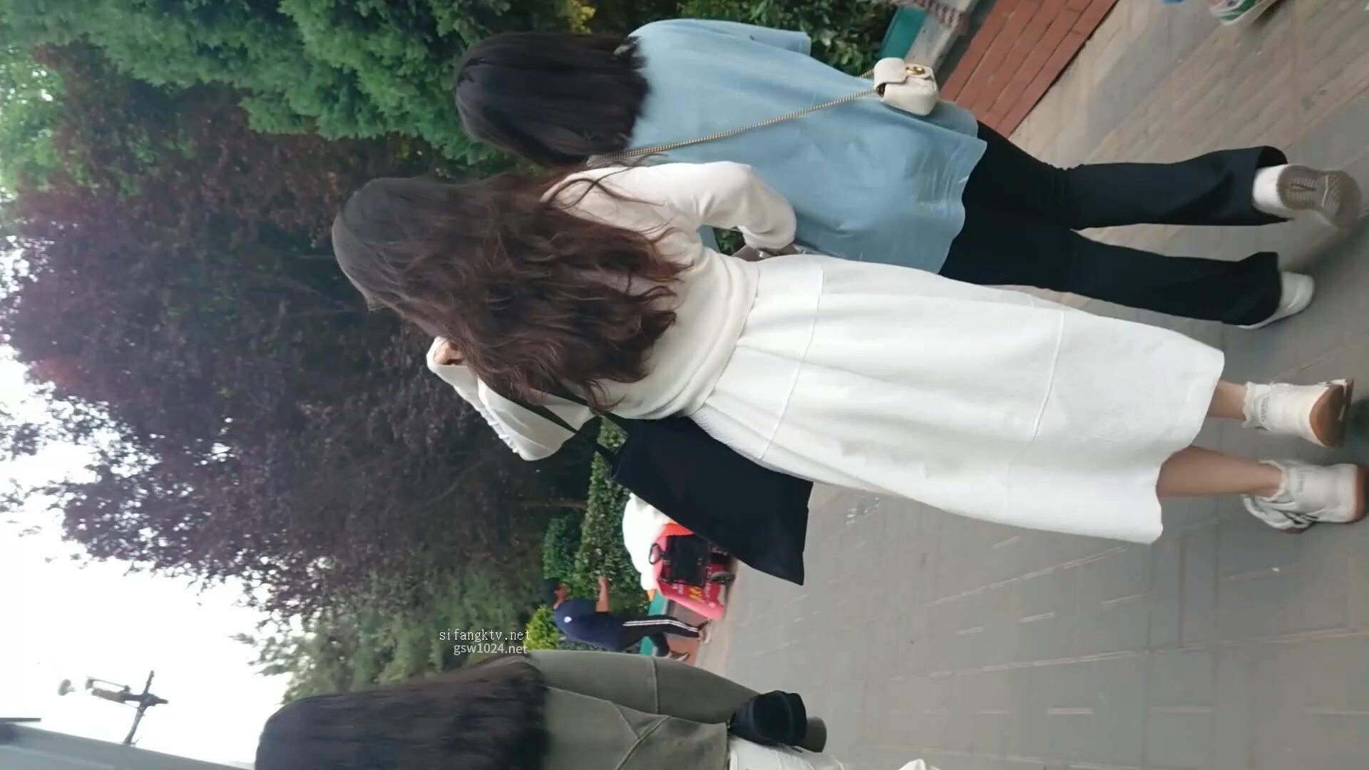 白長裙窄內靚妹