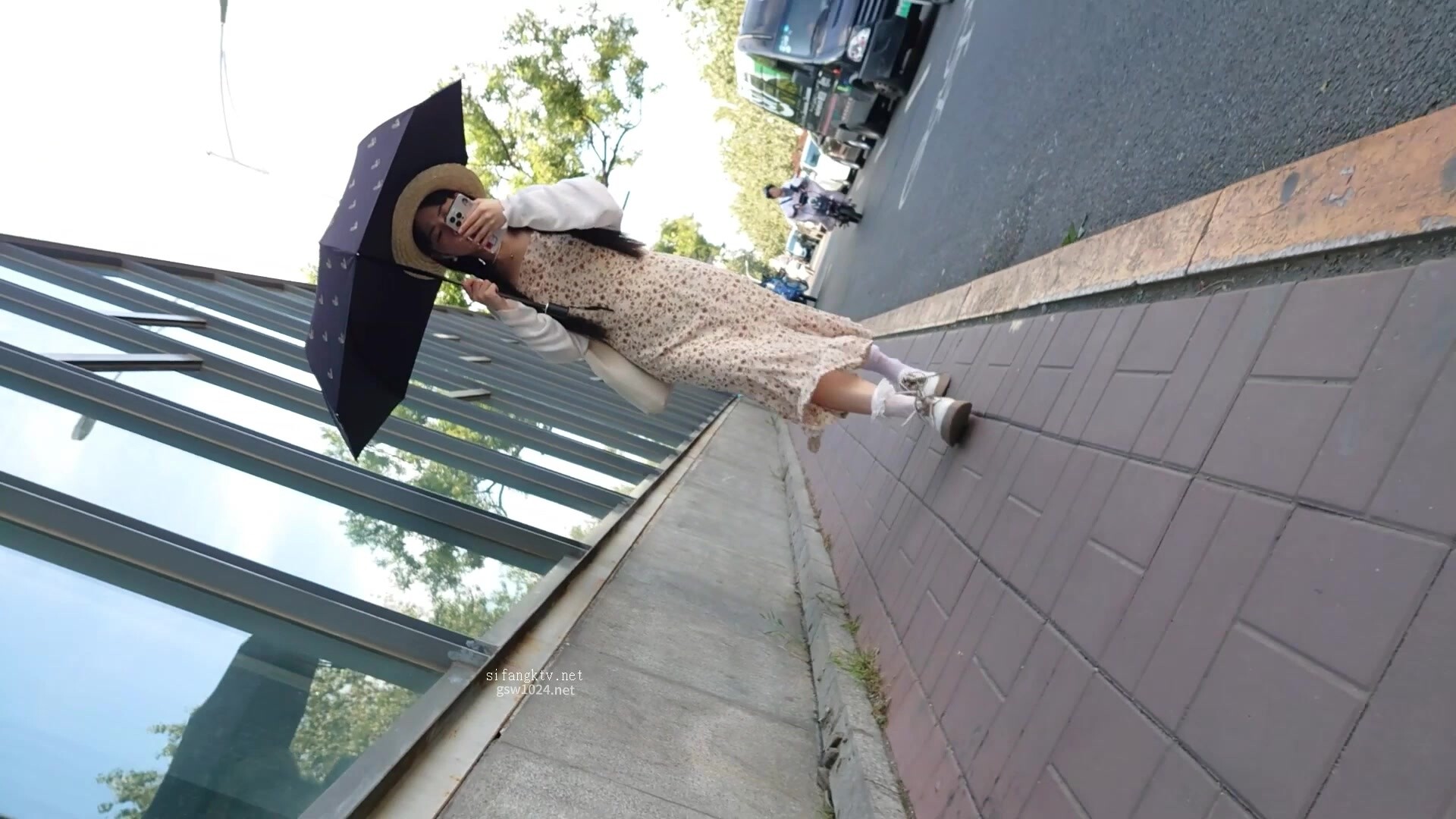 花裙黑窄內極品小妹