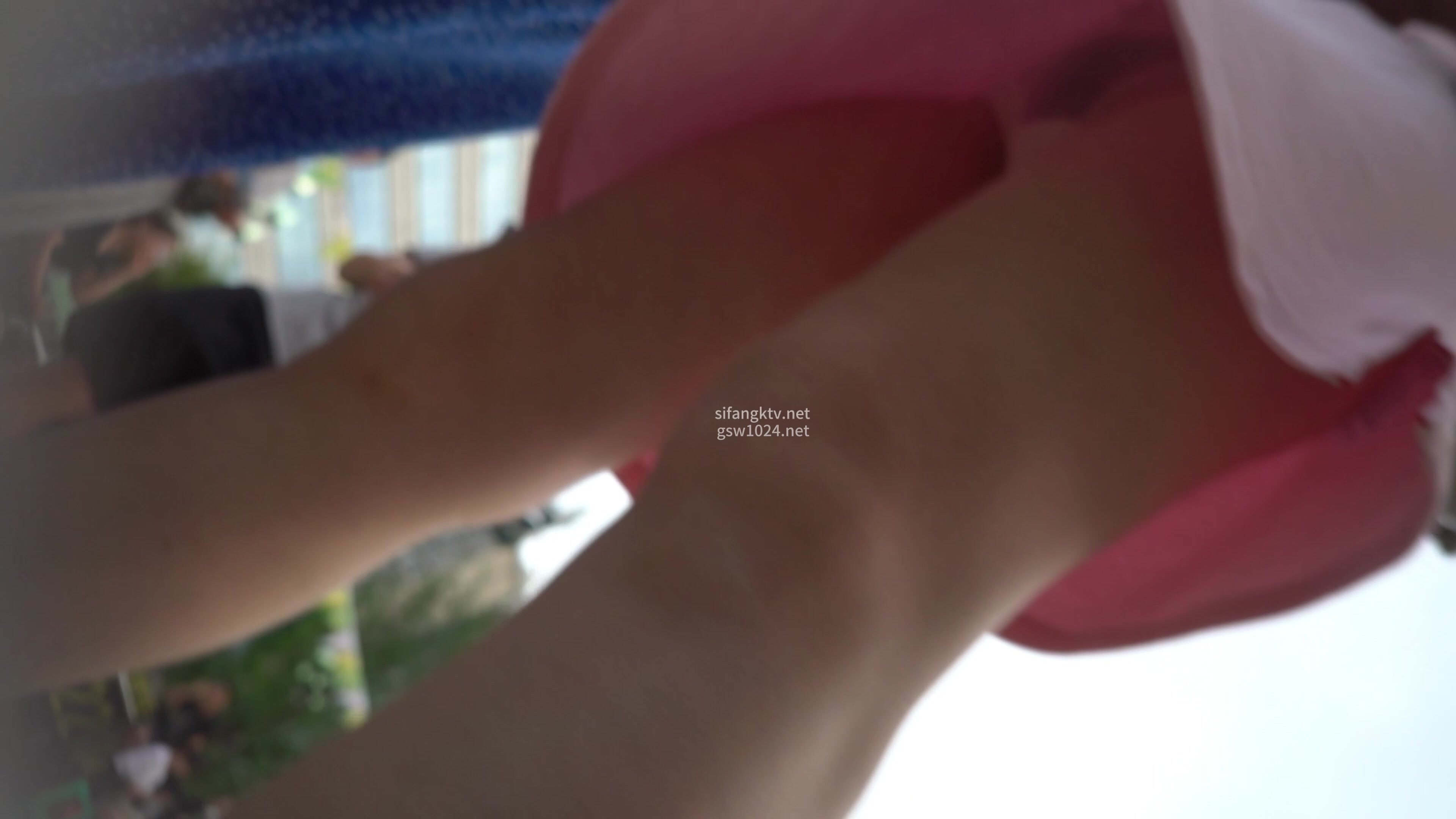 （空城原創）粉裙美少婦看錶演，透明N緊裹肥臀漏黑森林