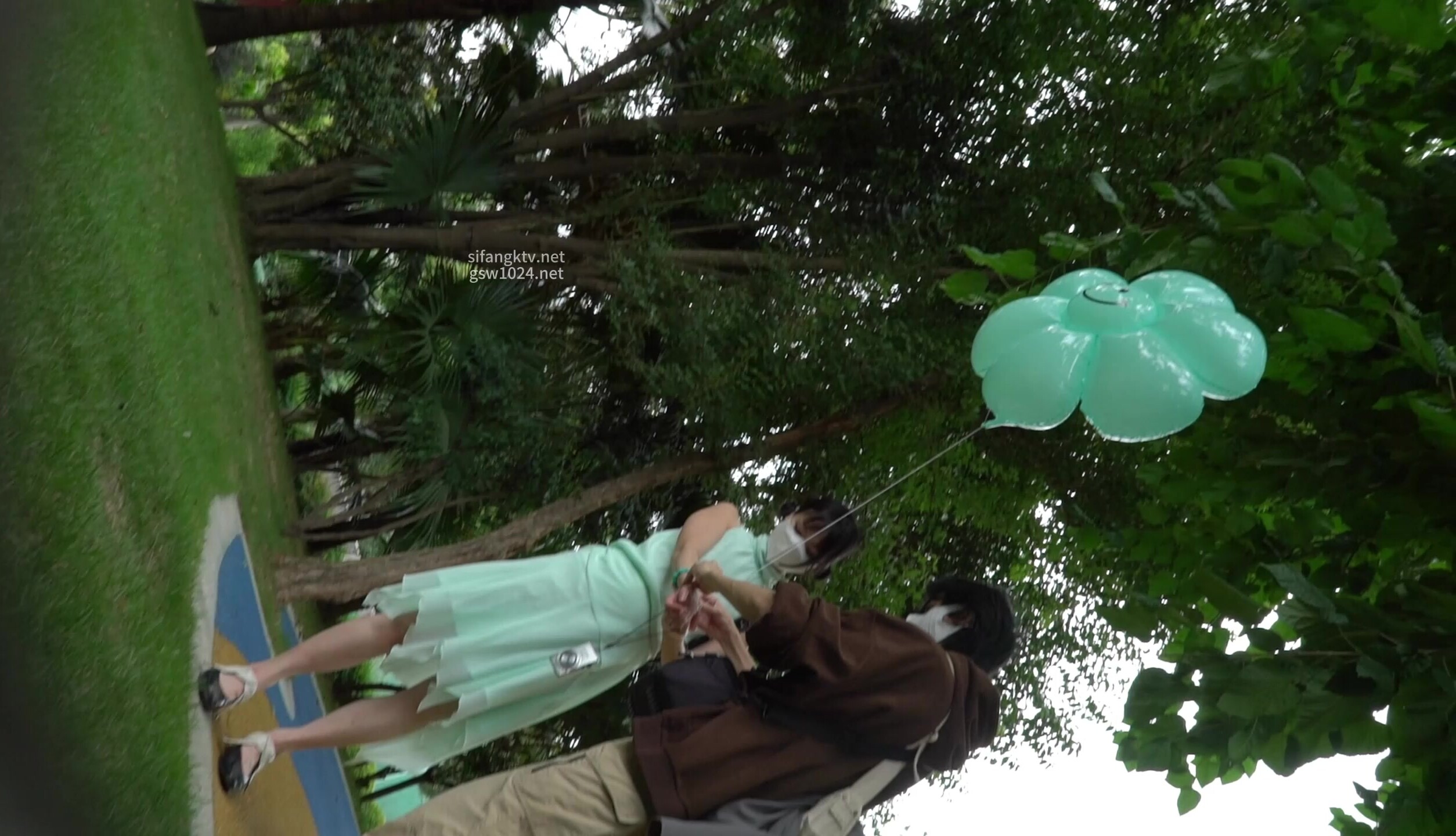 （空城原創）不穿內衣陪男友逛公園的騷貨，碎花透明N肉臀