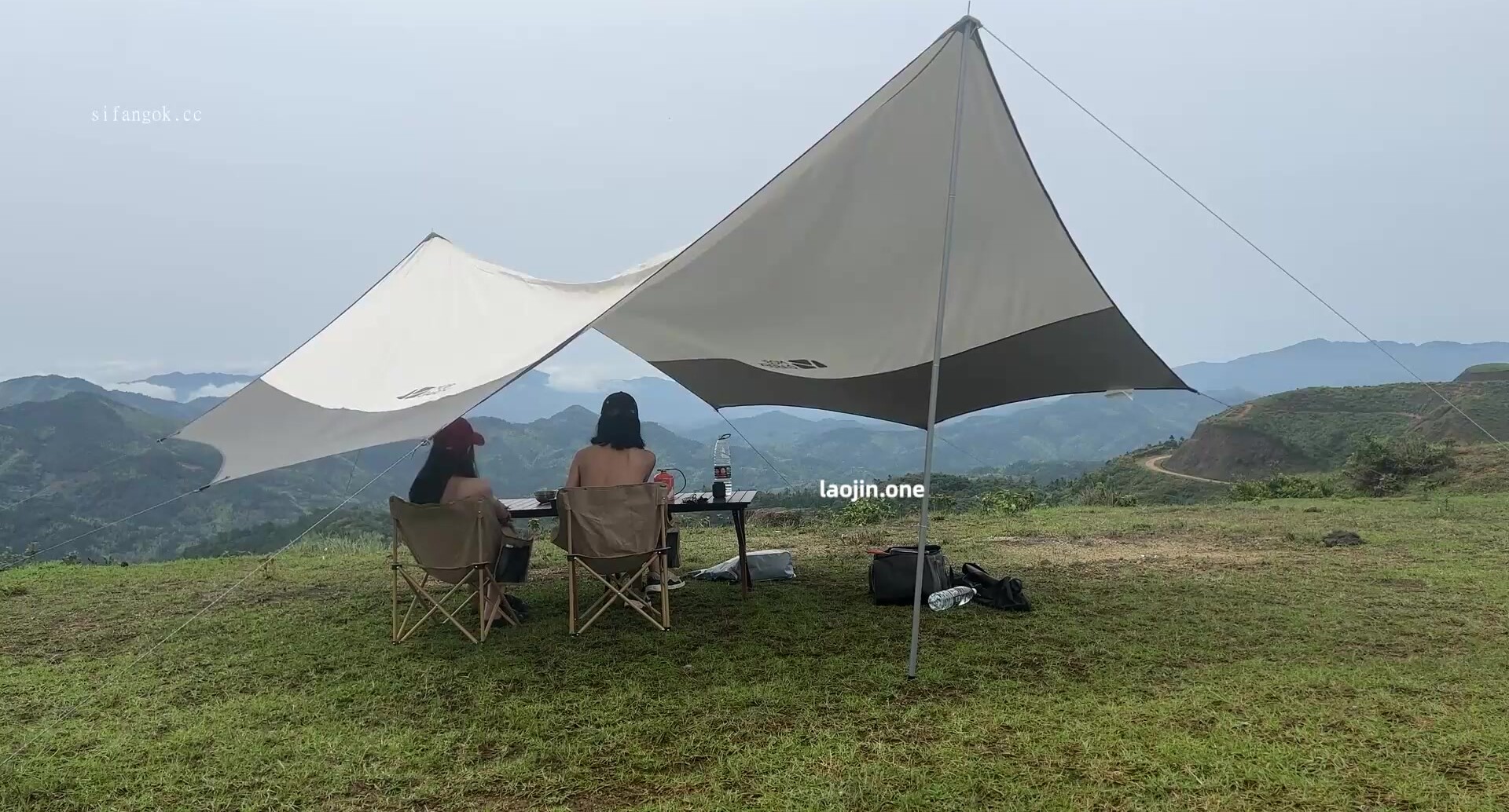 【cikaimoonLiWaynix】最新人氣露出女神雙女全裸，野外露營休閒，美景陽光相伴，佳人玉體橫陳誘人 (1)