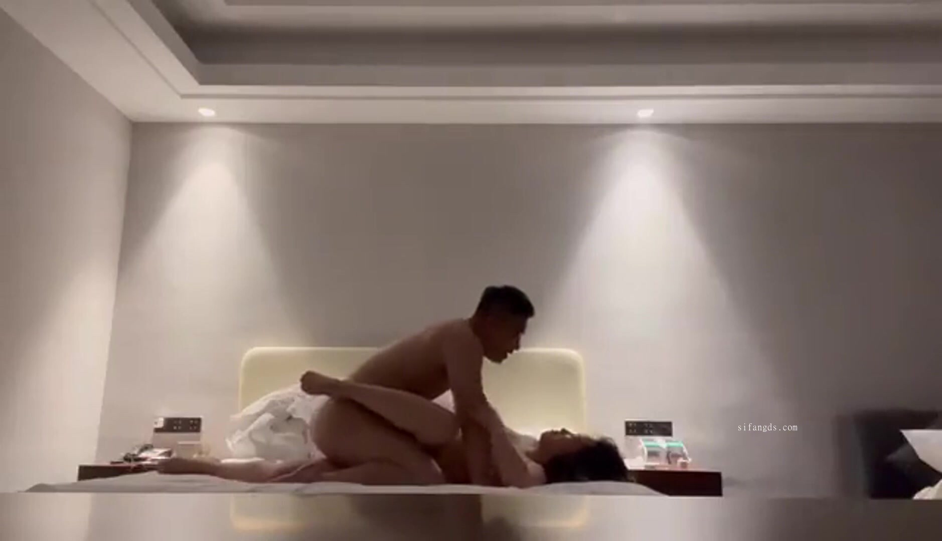 青春眼鏡美眉FlameHEL 身材嬌小假陽具插無毛鮑魚 被大洋吊先插小穴再爆菊花 (1)