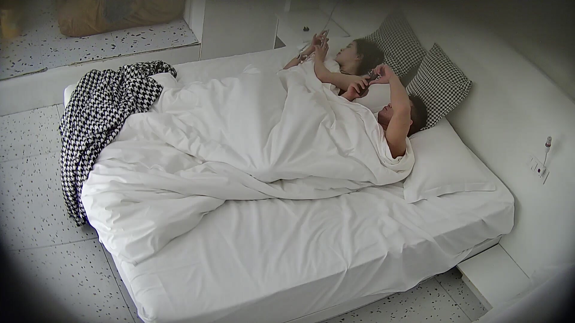 大學城民宿  微胖極品少婦又被大哥帶到酒店操了 皮膚好 胸也大 不過大哥的駕駛技術有點白瞎這車了 (1)