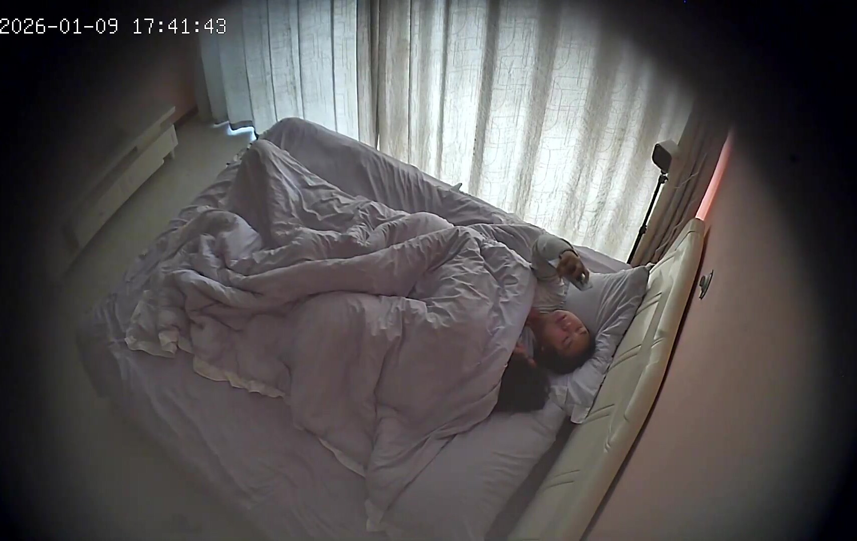 流出民宿酒店偷拍 身殘志堅的小夥子瘸著腿在女友身上辛勤耕耘一點不輸正常人() (2)