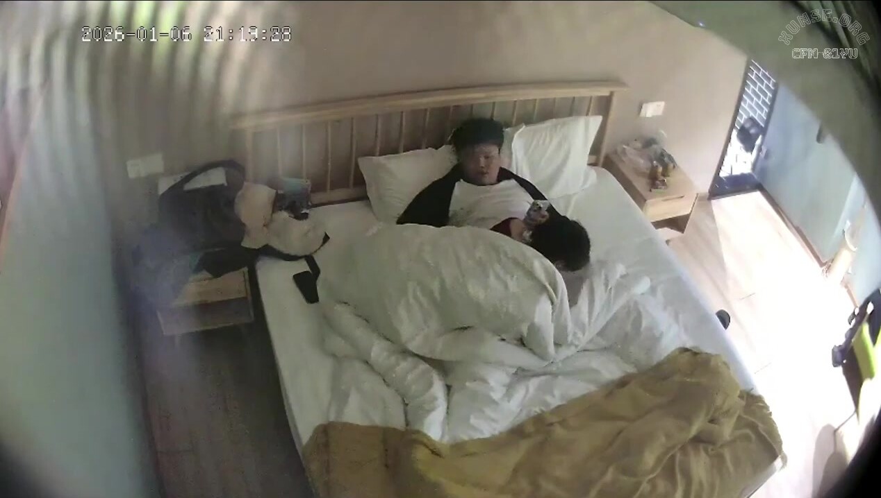 上帝視角偷拍 這麼漂亮的女人 男人居然讓她含了半個小時屌才開操 長腿黑絲怎麼都玩不夠 內射更是好享受 (1)