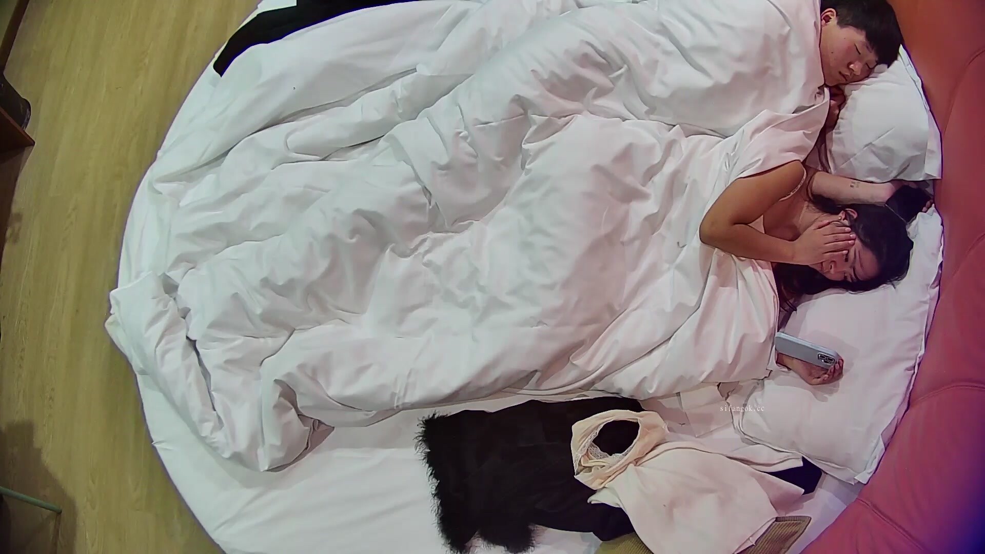 流出酒店偷拍 甜美富家女揪著自己咪咪等待猴急猥瑣男友插入內射