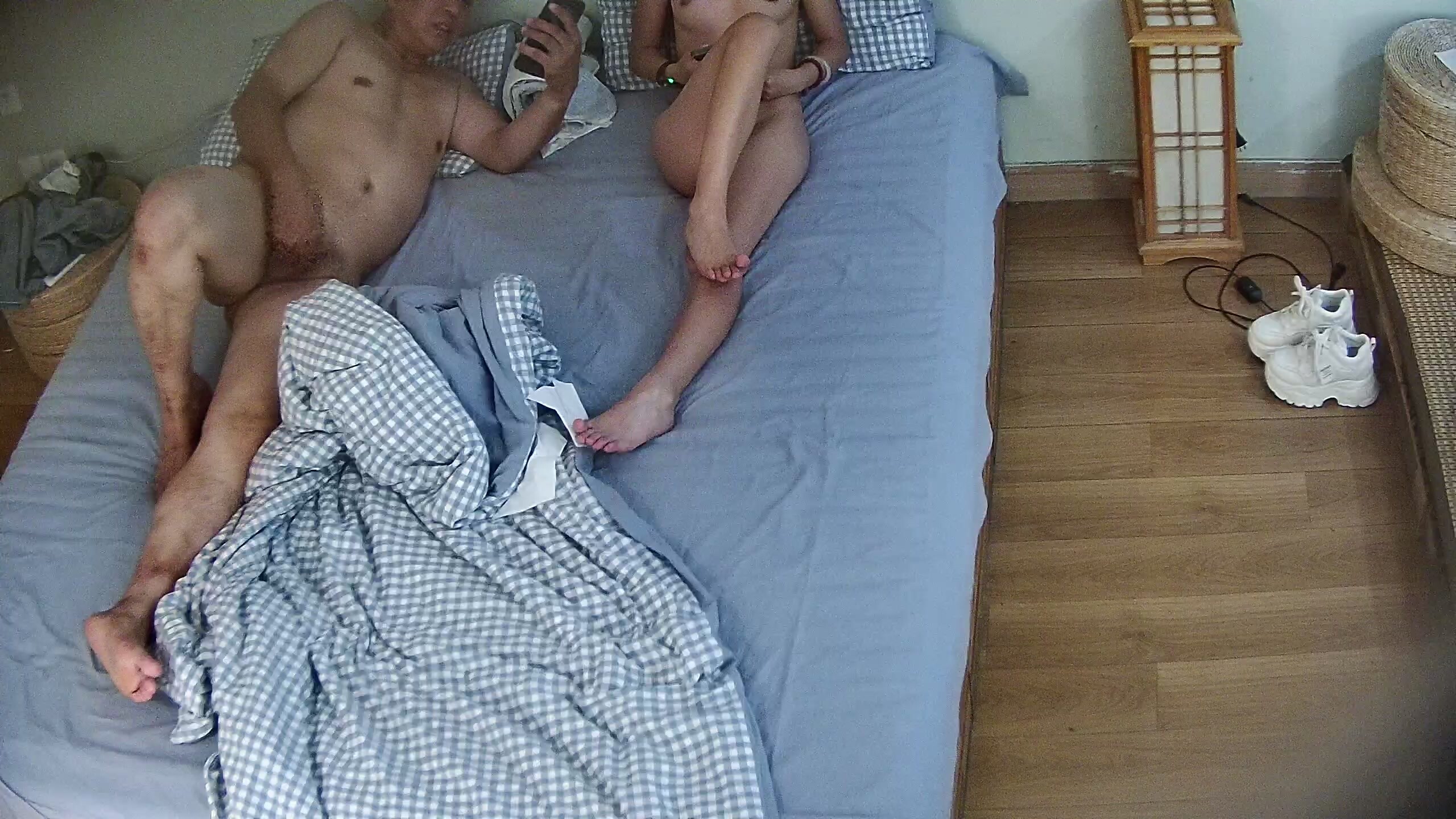 公寓酒店  大爺人老心不老 性致來了點個年輕小妹來酒店玩玩 老當益壯啊 還幹了兩炮 (2)