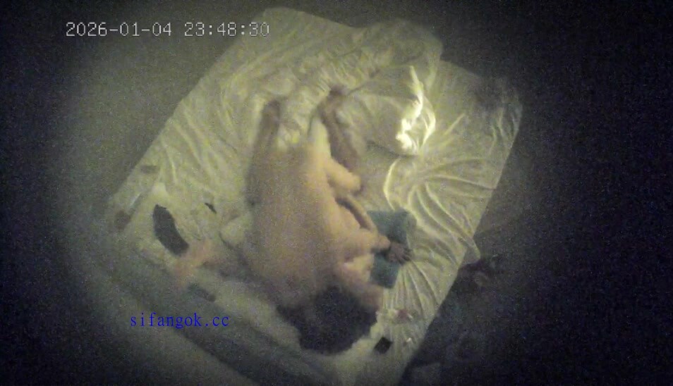 流出酒店偷拍 清純學妹在啪啪中自拍細節和男友一起欣賞