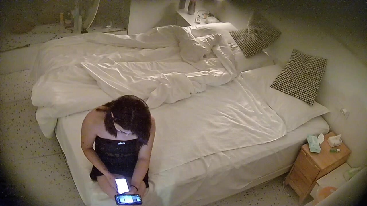 大學城民宿偷拍 妓女穿上黑絲為大哥服務 為了讓大哥操得更深 還把枕頭墊在身下 就是大哥有點拉胯 (2)