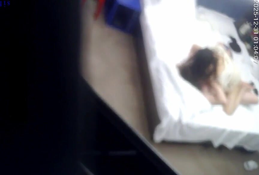 流出天眼酒店偷拍 模特身材顏值美女被猥瑣舔狗男窺穴抱到沙發上玩弄還被無套內射