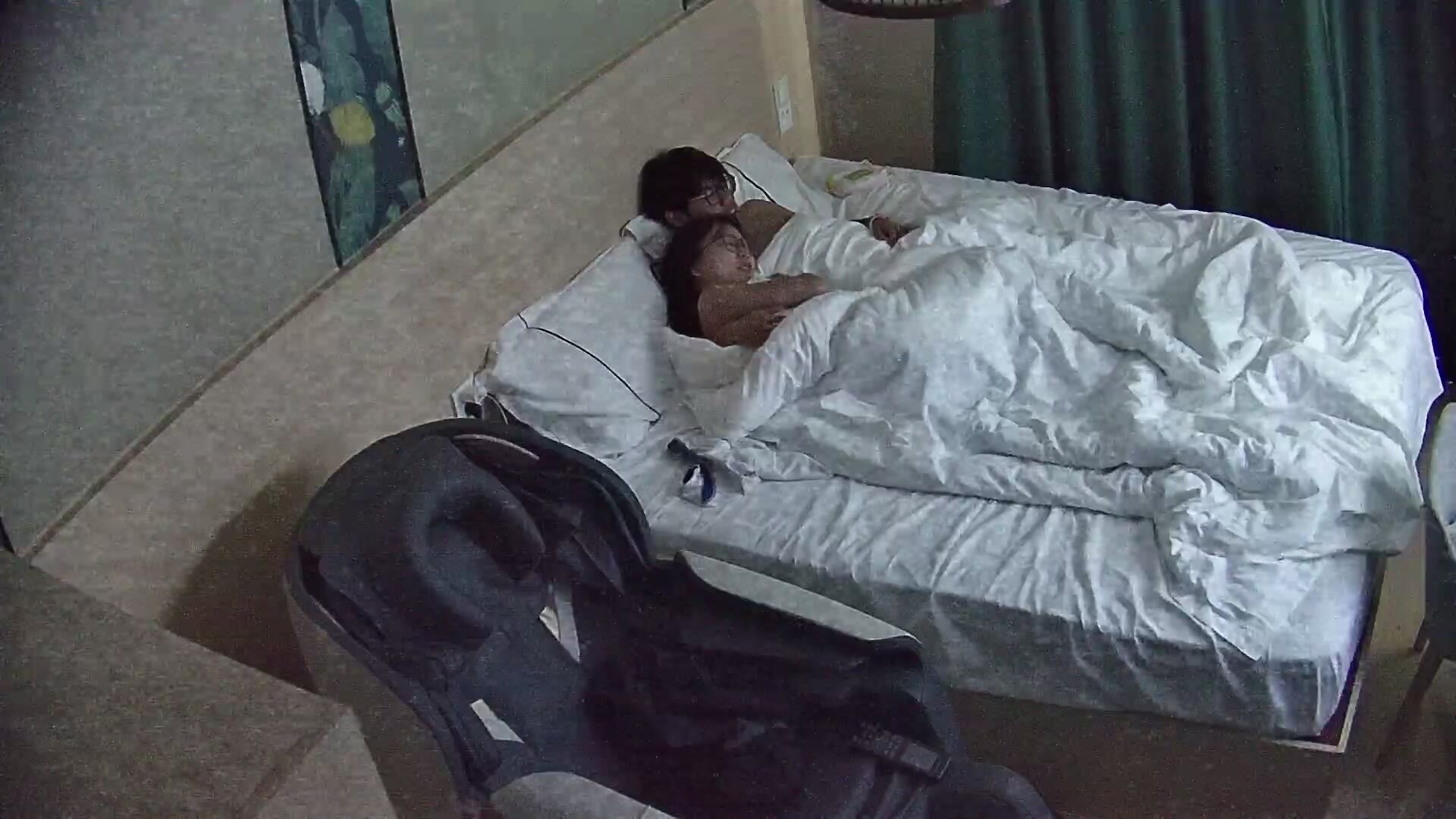 酒店情趣電動床上帝視角偷拍 年輕情侶三天干連續幹了很多次 累了餓了就點外賣睡覺14小時完整版 (2)