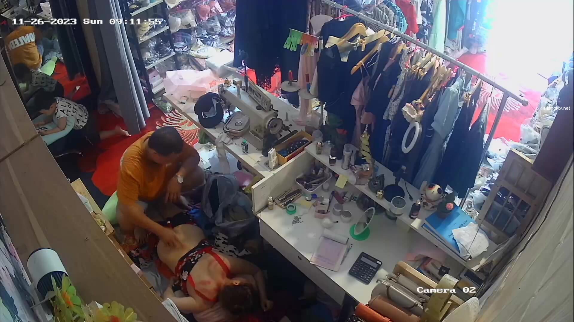 流出駭客破解網路攝像頭監控偷拍 服裝店老闆給媳婦搽藥獸性大發趴在媳婦身上發洩一下獸慾