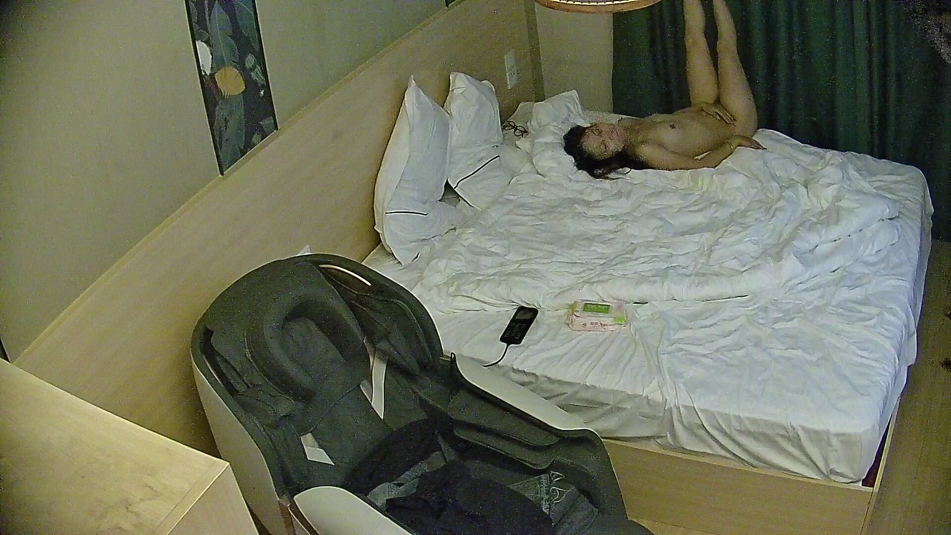 酒店情趣電動床上帝視角偷拍 年輕情侶三天干連續幹了很多次 累了餓了就點外賣睡覺14小時完整版 (4)