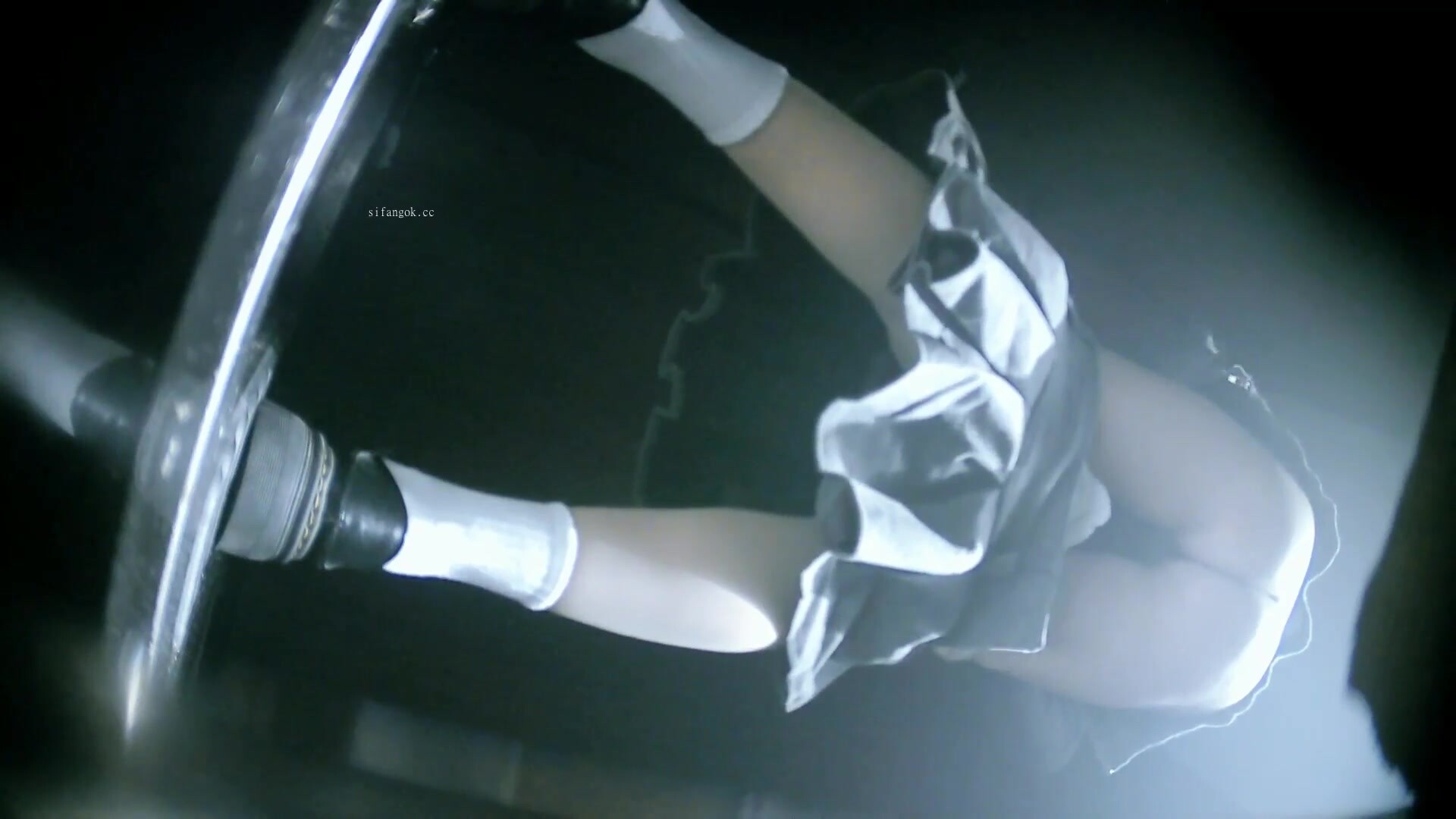 十二月流出新系列夜總會酒吧女廁後拍各種黑絲高跟 美女如雲難得一遇前蹲小靚妹下面逼毛非常茂盛 (3)