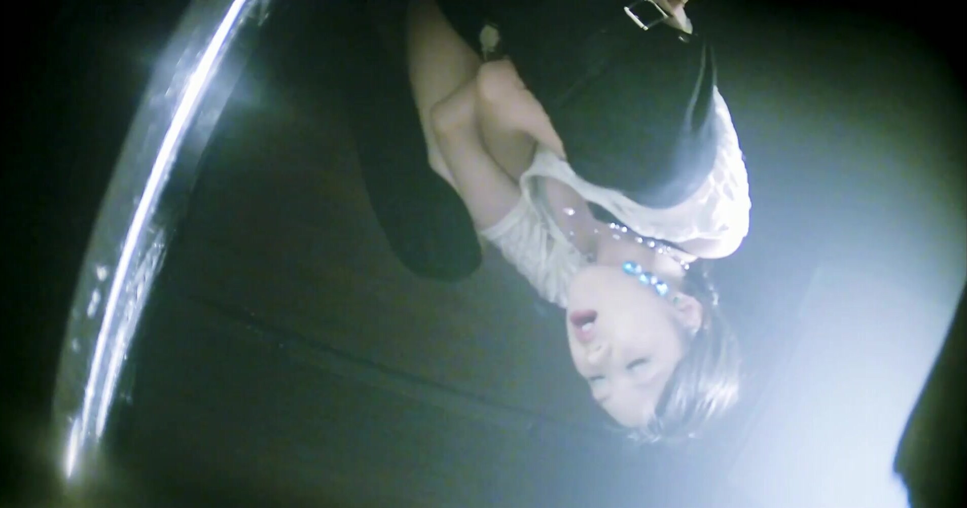 一月流出新系列夜總會酒吧女廁後拍各種黑絲高跟 美女如雲黃毛妹子月經流量大屁股染成了大紅桃 (3)