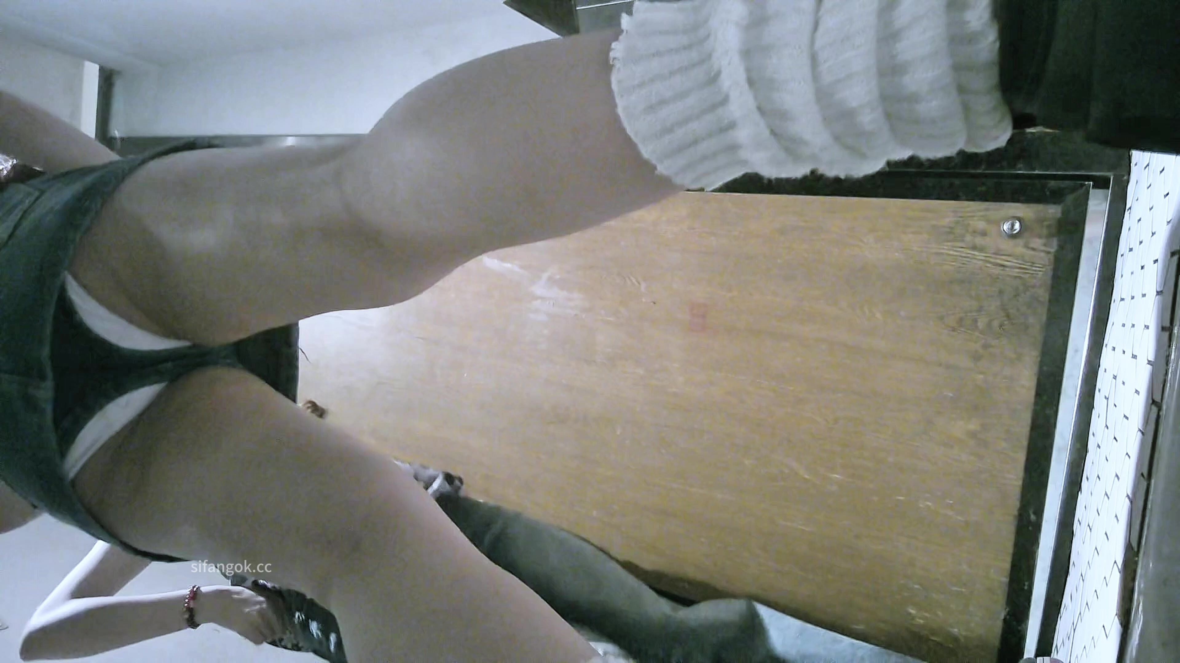 十二月最新流出酒吧女廁高畫質後拍單售精品系列幾個極品閨蜜一起上廁所老闆娘的性感大屁股 (3)