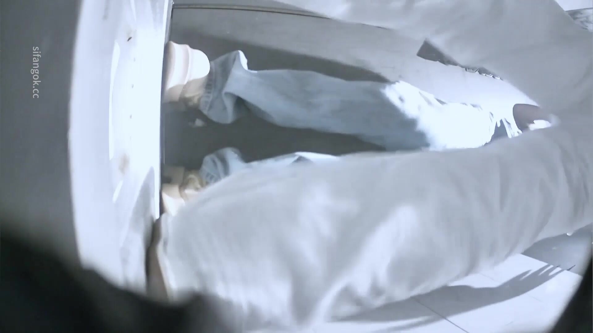 十二月最新流出夜總會酒吧女廁後拍各種黑絲高跟 增高鞋美女喝多了扣喉嘔吐