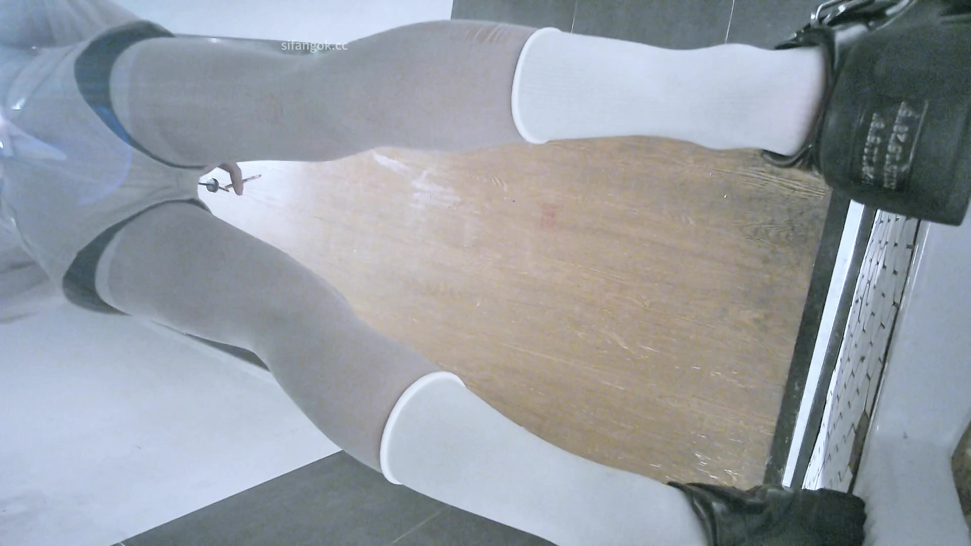 十二月最新流出酒吧女廁高畫質後拍單售精品系列幾個極品閨蜜一起上廁所老闆娘的性感大屁股 (2)