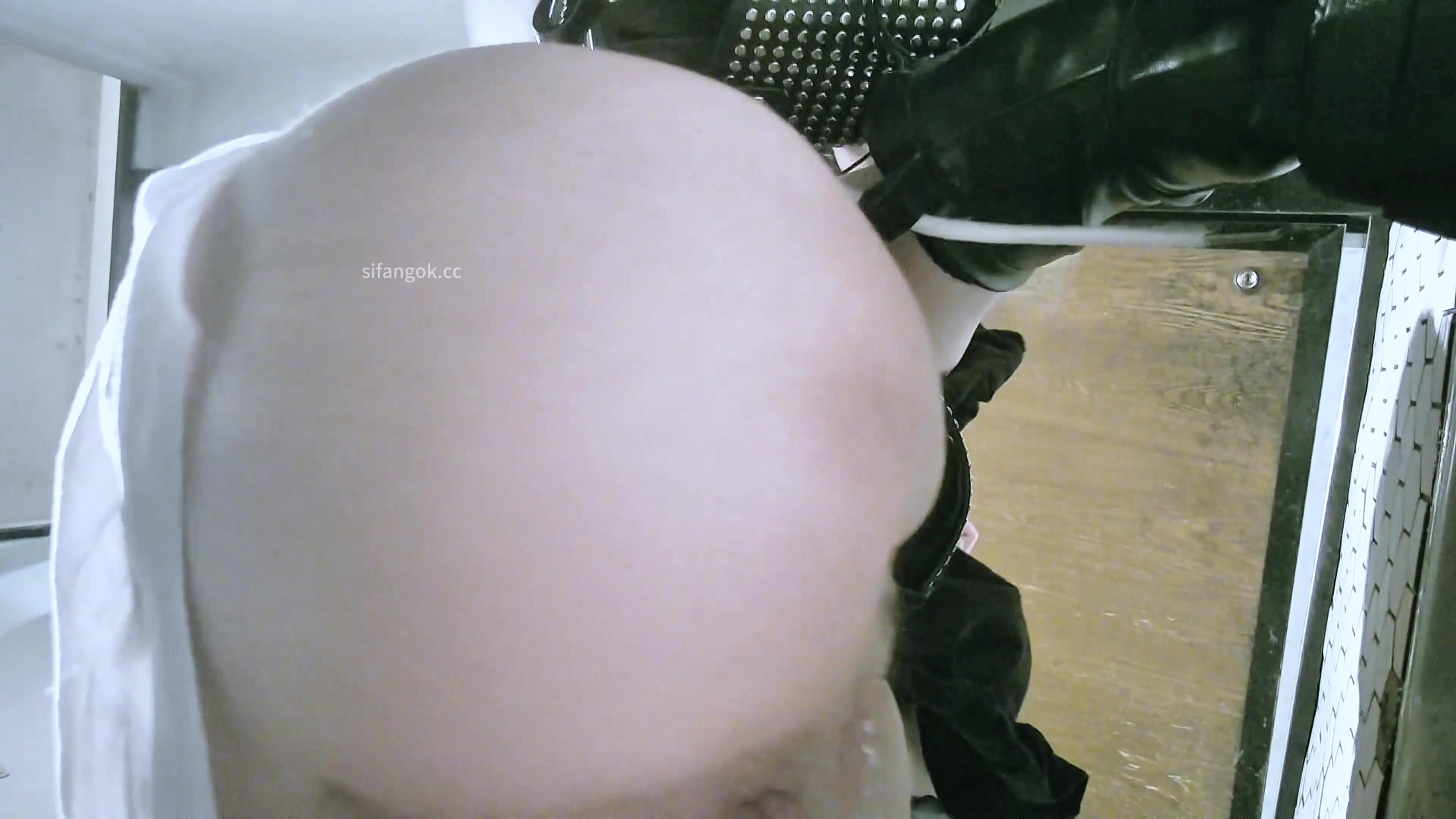 十二月最新流出酒吧女廁高畫質後拍單售精品系列有點混血的極品白虎一線嫩逼 (3)