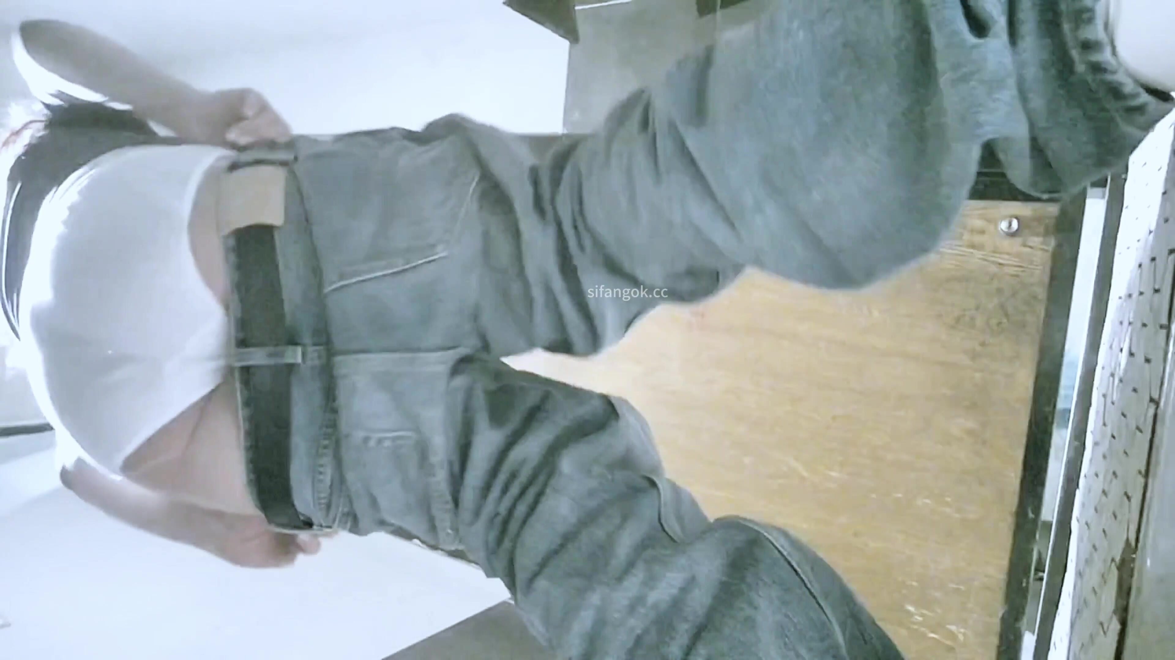 十二月最新流出酒吧女廁高畫質後拍單售精品系列極品舞蹈美女性感長腿美女調整角度尿尿 (3)