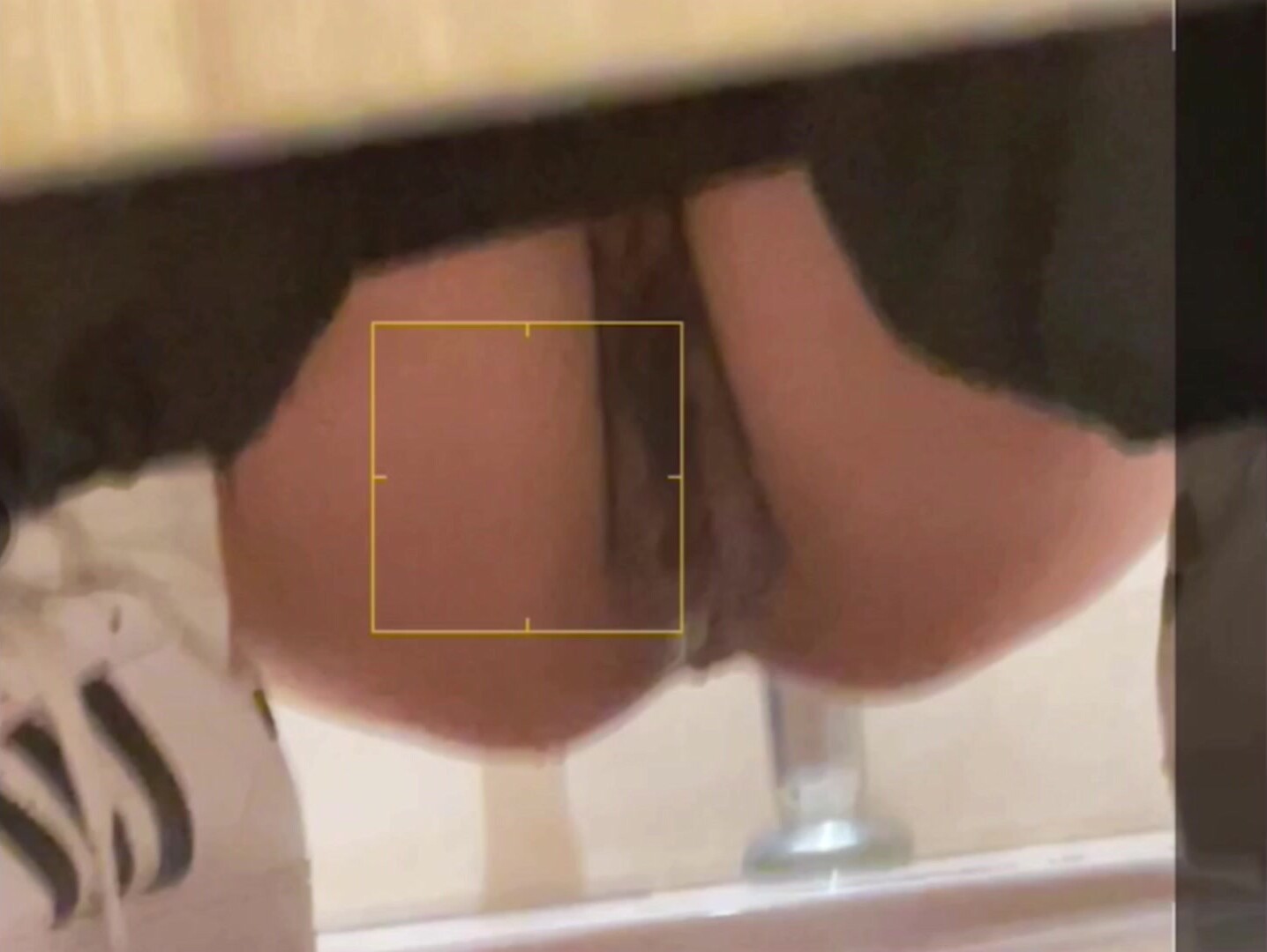 十二月流出廁拍大神潛入健身房尾隨美女健身教練進女廁開閃光燈偷拍她尿尿