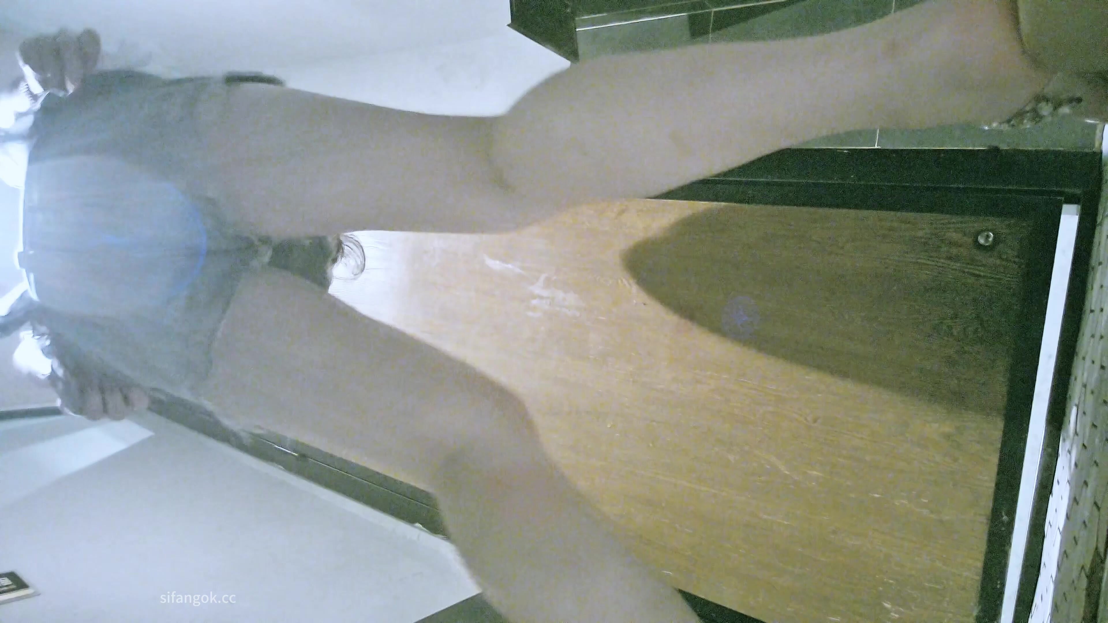 十二月最新流出酒吧女廁後拍單部售賣精品極品高跟網紅女膚白貌美大長腿 (1)