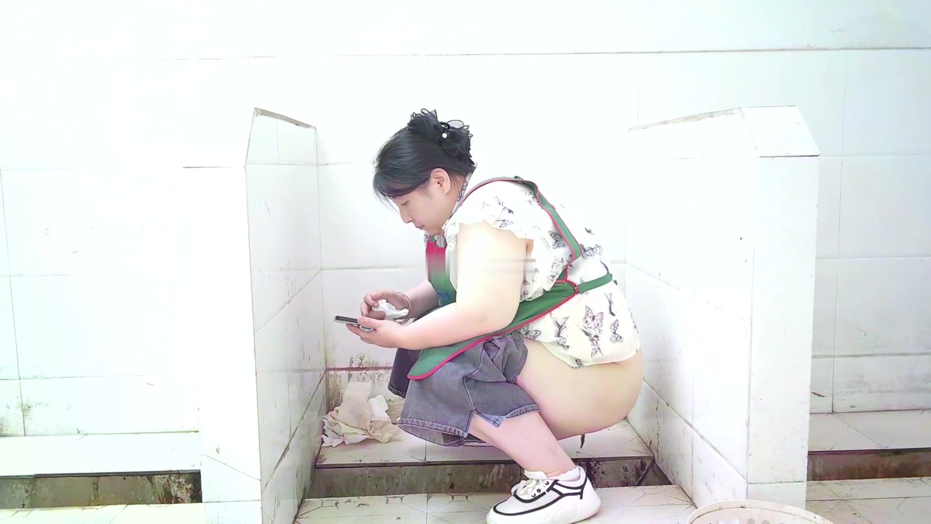 一月新流出廁拍大神潛入服務區偷放裝置全景廁拍1鏡3位置美女尿尿 (1)