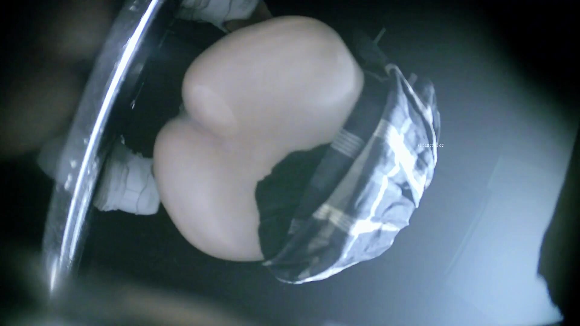 一月流出新系列夜總會酒吧女廁後拍各種黑絲高跟 美女如雲32號白虎靚妹人美逼嫩 (1)